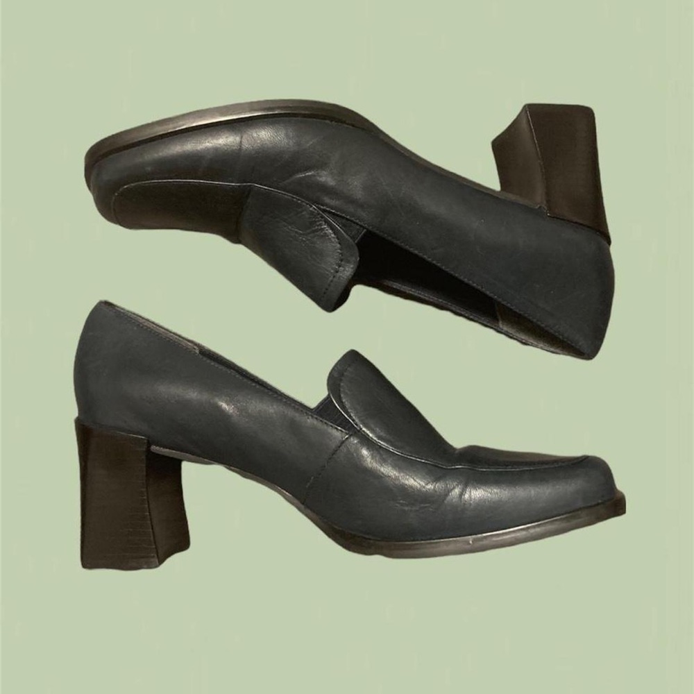 ⛅️dark navy heeled loafers